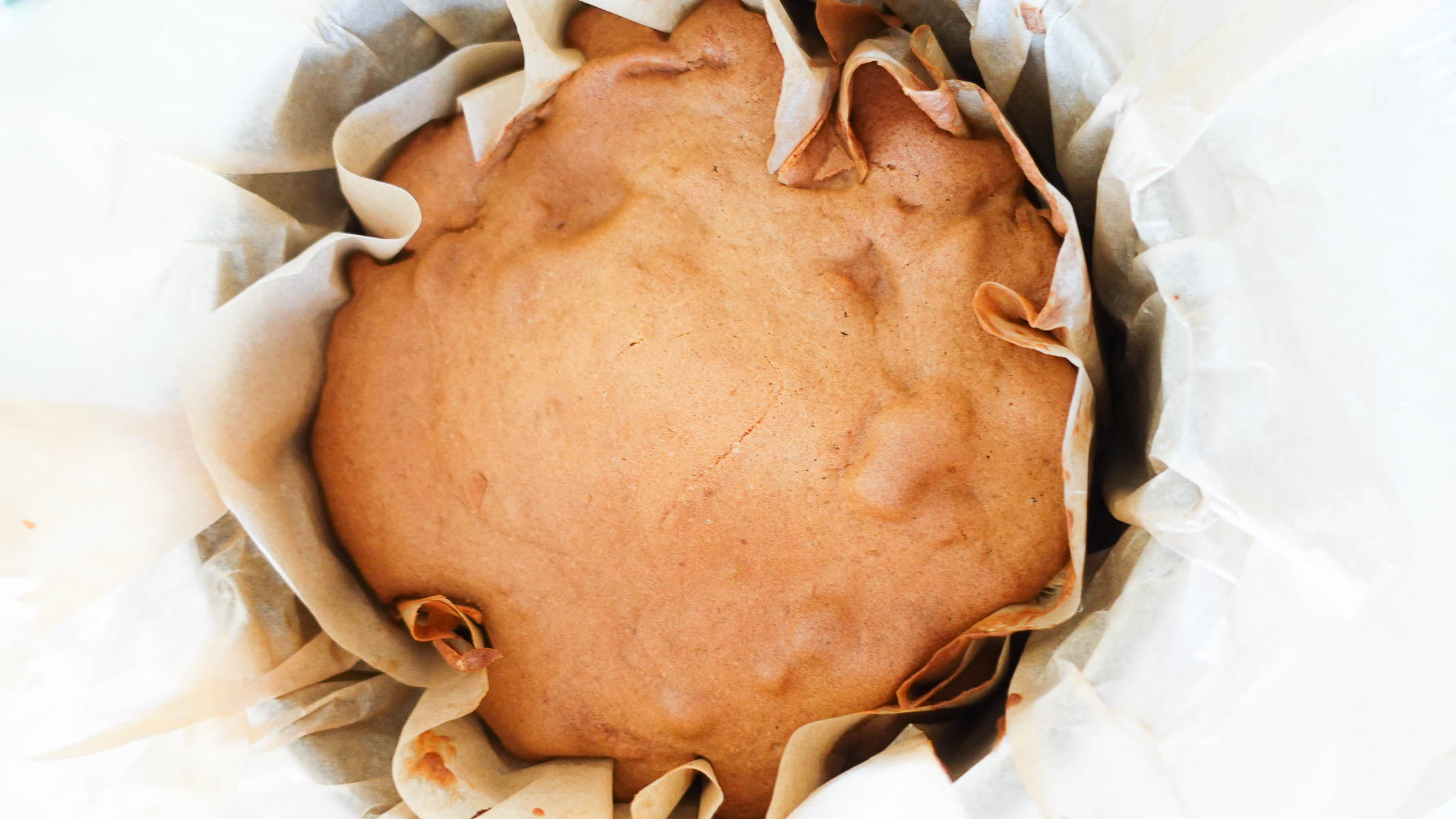 Bake apple cake in a cake form